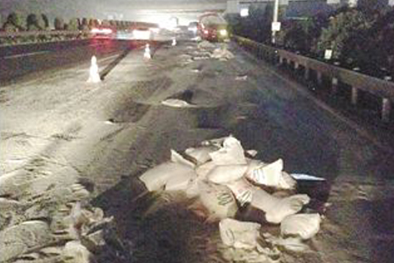 运米车紧急变道致6000斤大米淹没高速路