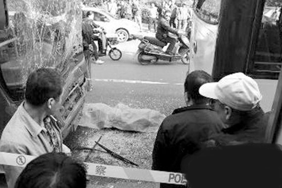 男子因两辆公交进站追尾被夹身亡