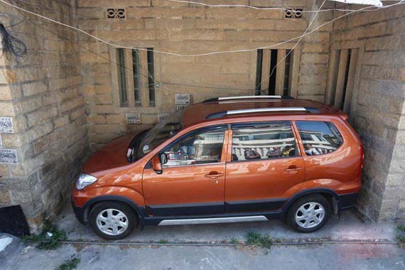 福建泉州“停车之神”现身 演示倒车神技