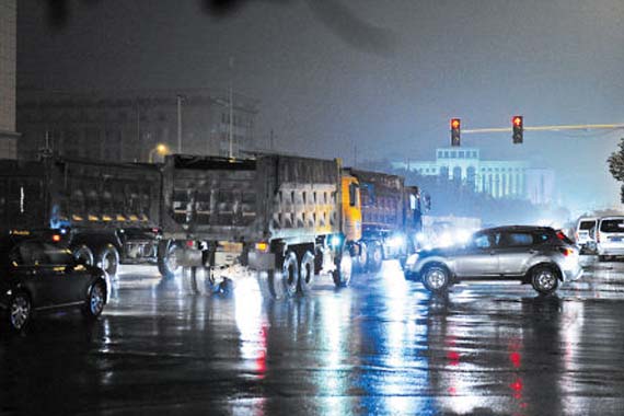 长沙2名工人装护栏螺丝被渣土车撞亡