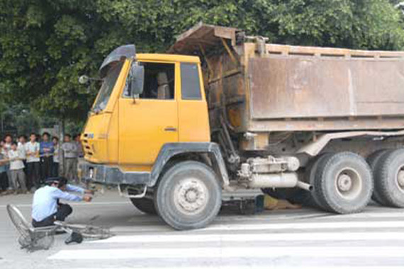 醉汉躺公路被货车碾死 司机逃逸获刑3年