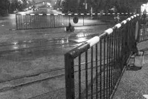 小轿车撞上道口栏杆逼停货运火车后逃逸