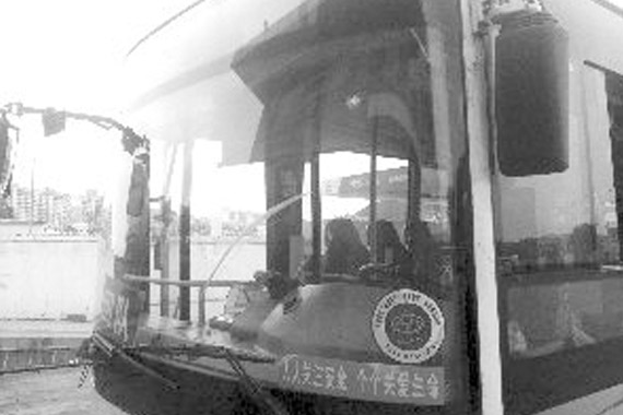 连云港公交5天遭4次不明袭击 玻璃被打碎