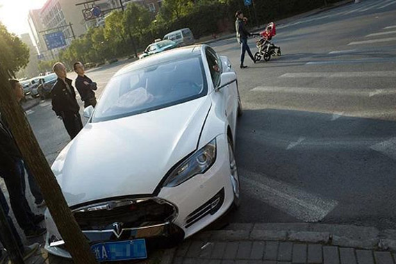 杭州首起特斯拉事故！丰田被撞成什么样