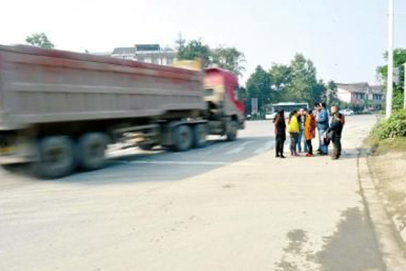 老人公路边晨练被罐车碾死 逃逸司机被抓