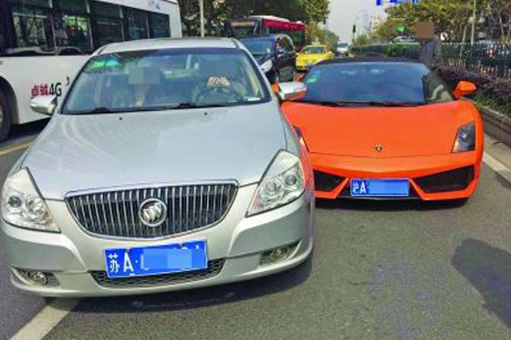 女司机驾别克刮擦兰博基尼后不敢下车