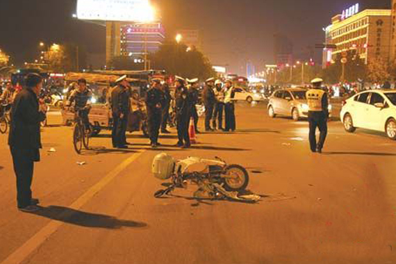 无证司机拖行交警撞7车伤4人后弃车逃跑