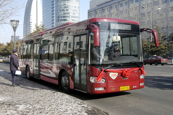 长春一公交车司机被曝边开车边看报纸