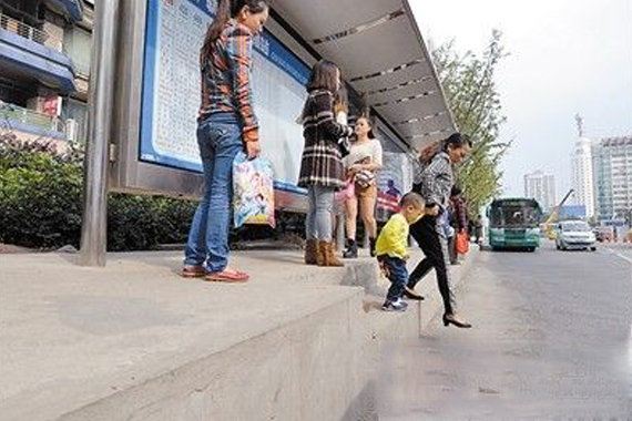 重庆公交站台高45厘米 市民害怕裤子绷坏