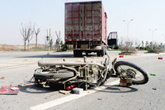 高中住宿生夜里离校骑摩托遭遇车祸死亡