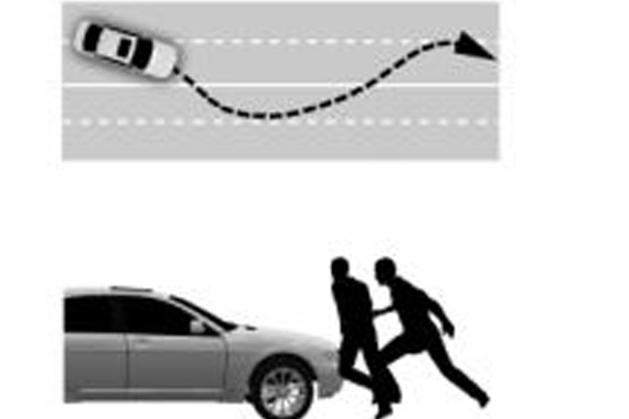 女子驾豪车接孩子遭劫持 蛇形前进获救