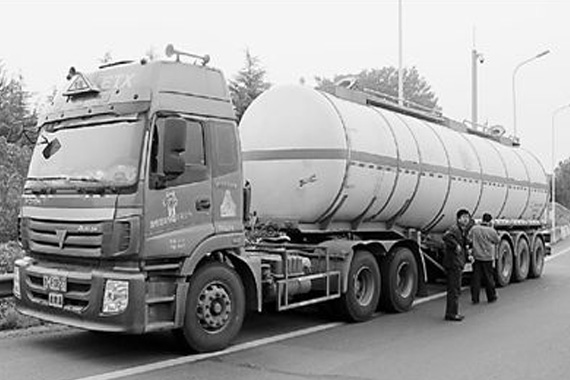 司机持假证运危化品 被查拿一千元扔交警