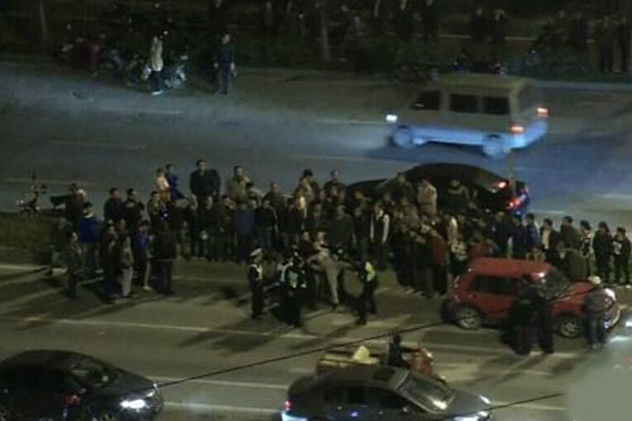 情侣吵架将车停道路中间 交警劝阻被咬伤