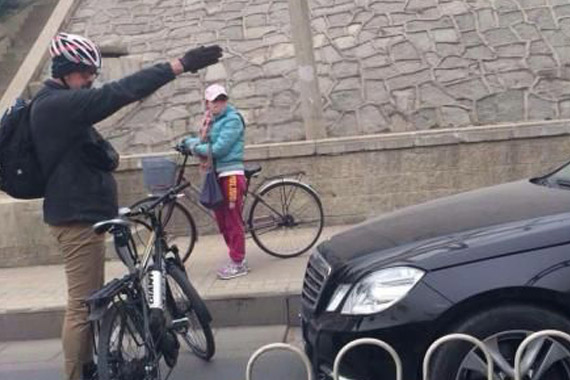 老外北京拦轿车拒绝其上非机动车道