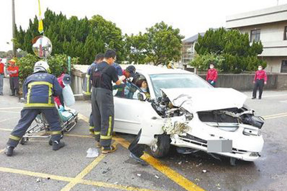 男子开车回家突病发撞电线杆 致女儿死亡