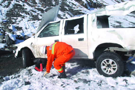 新疆两车跟随手机导航两小时内接连坠崖