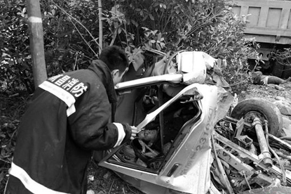 两辆货车相撞殃及电动车致2死2伤