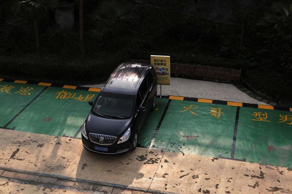 重庆景区设“富二代御姐”等最萌停车位