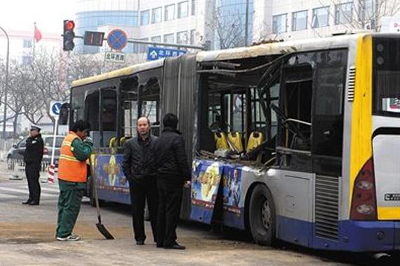 渣土车撞公交后侧翻 两名乘客被渣土埋身