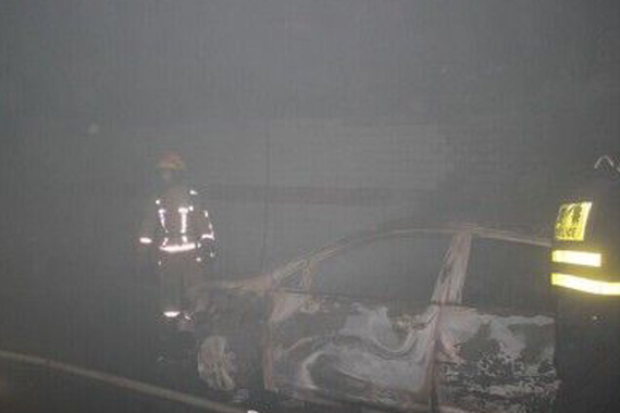 汽车隧道内起火燃烧 近百司机弃车逃逸