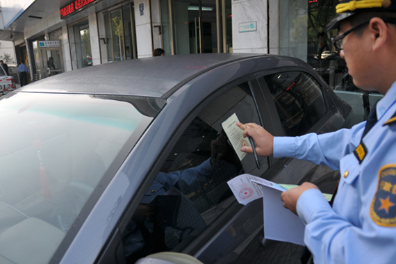 男子开公车违停被罚 乘车母女热茶泼交警