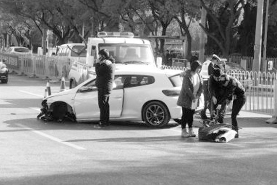 女司机驾新车上路因轱辘跑飞酿车祸