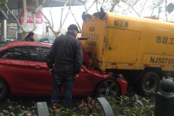 女司机开车钻进前方汽车尾部 竟然睡着了