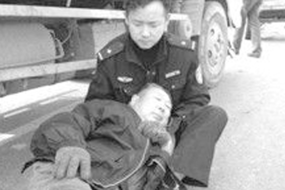 男子遇车祸受伤倒地 民警为其当靠垫