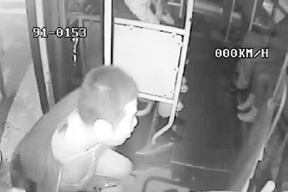 公交女司机遭男子暴打 满车乘客无人制止