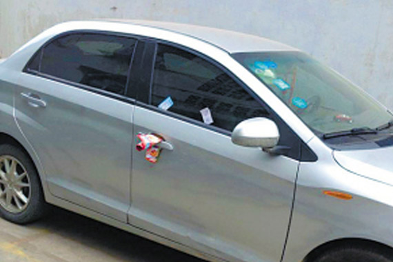 广告卡泛滥车窗伤不起 不及时清理隐患大