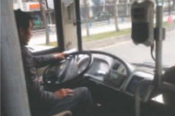 成都公交车司机行车中用手机看电视剧