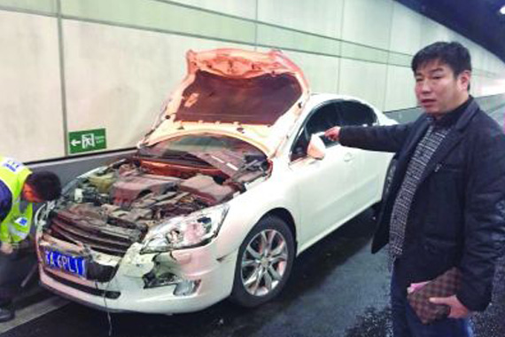 男子酒后隧道内撒野 撞10多块标牌三辆车