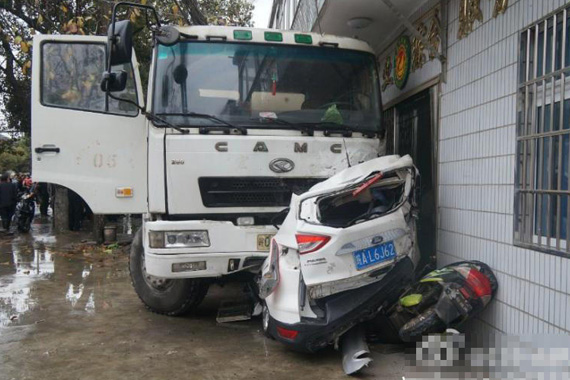水泥罐车撞扁小轿车 车内两人奇迹生还