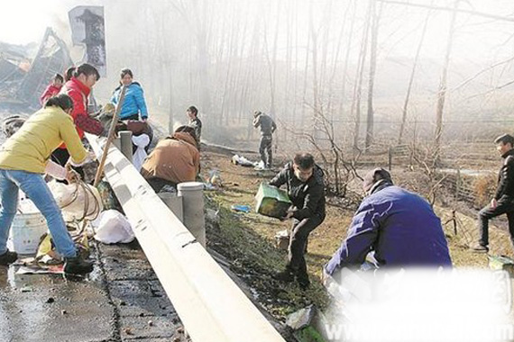 高速两车追尾起火 散落蜜枣遭村民哄抢