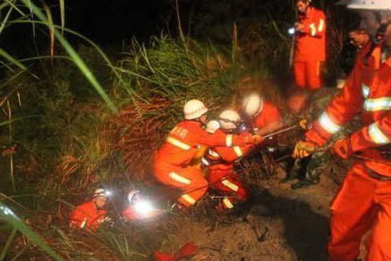 福建女子乘车坠崖被甩车外挂树上