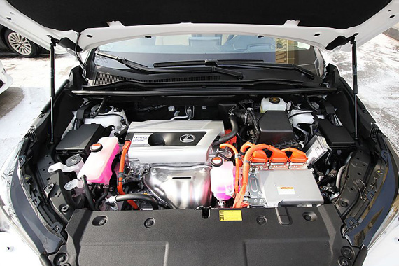 发动机舱不复杂 定期检查动力转向油液