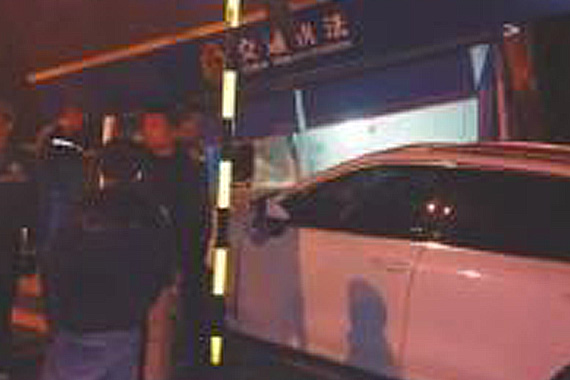 车主驾卡宴撞毁大桥岗亭后称喝了点酒