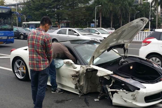 深圳一法拉利撞公交 车轮飞出受损严重