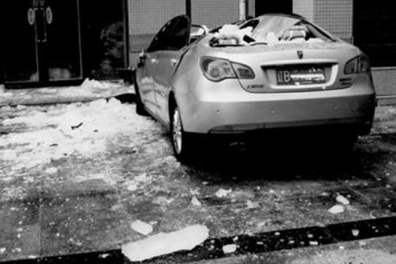 冰块高空坠落砸穿轿车玻璃 破15厘米大洞