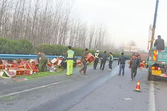 货车侧翻十吨青椒散落高速路 村民帮捡