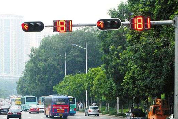 主干道路口红灯4分钟绿灯30秒遭网友吐槽