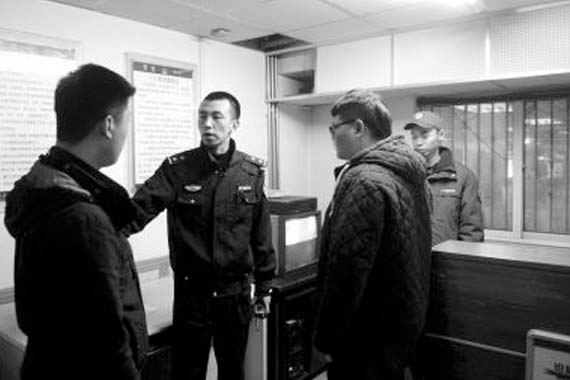 小伙地铁内插队抢座 称不排队别人管不着