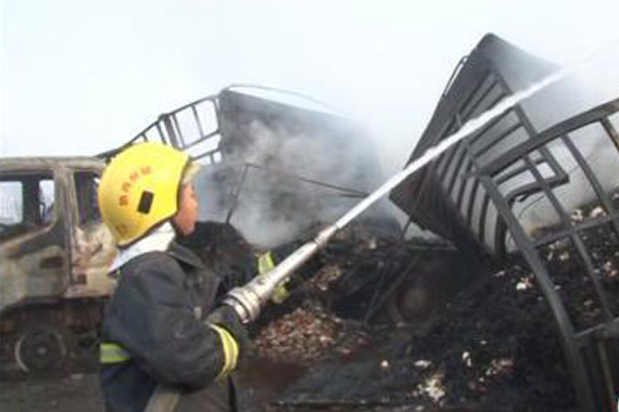 辽宁高速发生相撞事故 23台车辆受毁 