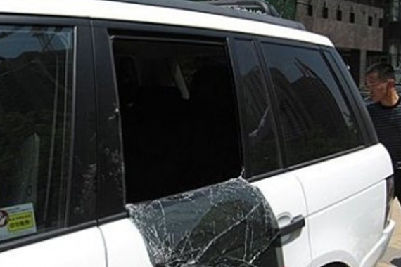 路虎夜停路边玻璃被砸 车主称失窃27万