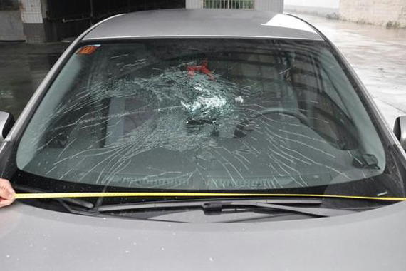 老板因员工不挪车怒砸其车：我有的是钱