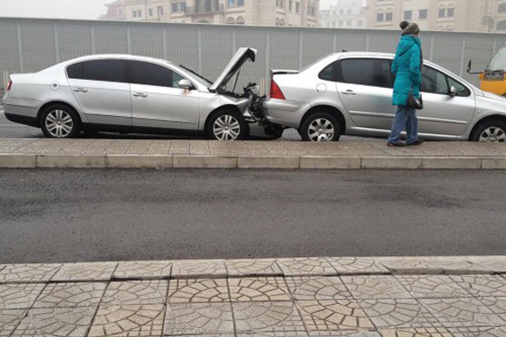 男子开车撞对手 事后伪装交通事故报警