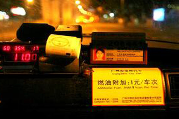 女子拼车拒付燃油附加费被司机拉回原地