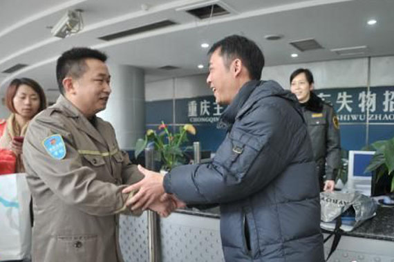 乘客打车遗失5万元 司机1小时内如数送还