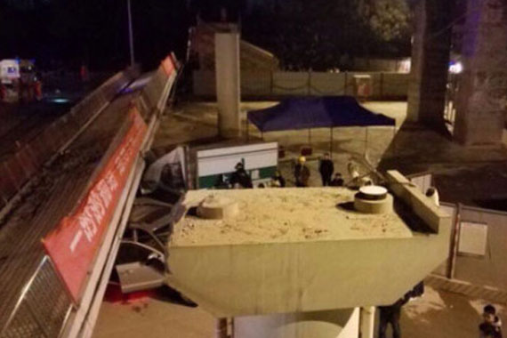 万家丽北路过街天桥被撞 司机无生命征象