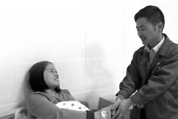 紧急关头的哥连闯5红灯 将抽搐男孩送医